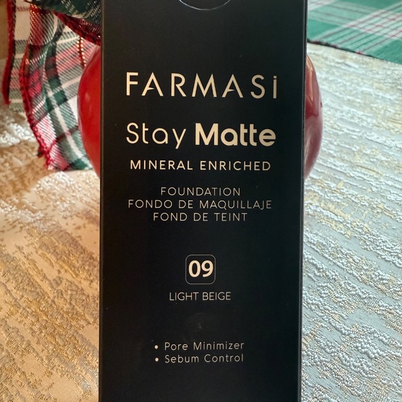 Farmasi Stay Matte Mineral Enriched Foundation Pore Minimizer Light Beige - Picture 2 of 3
